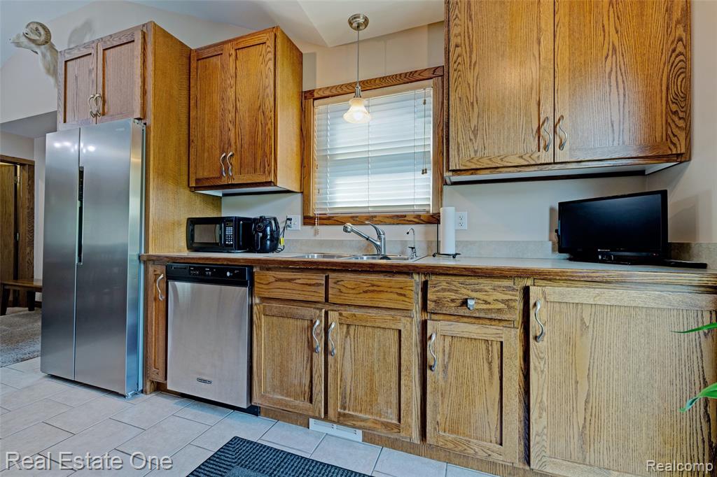 5899 Cobblestone Drive, Almont, MI 48461 — Photo 9
