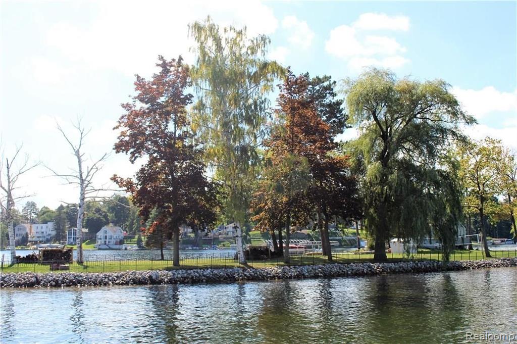 752 Preston Island, Orion, MI 48362 — Photo 16