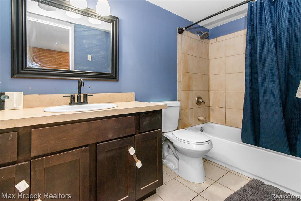 5484 Kingsfield Drive, West Bloomfield, MI — Photo 27