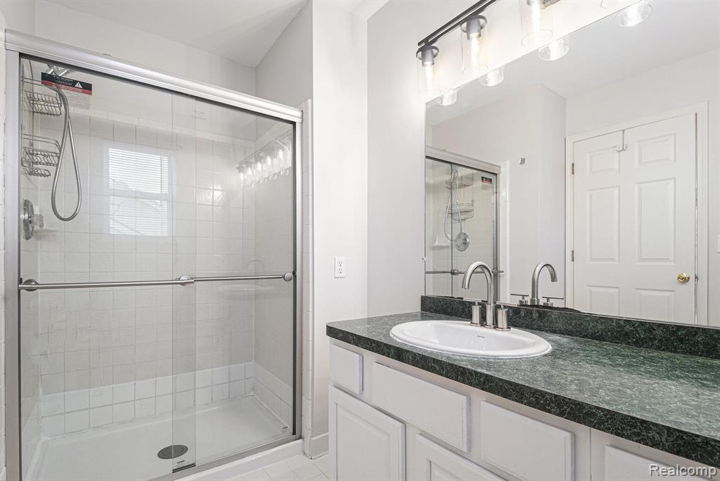 855 DRAKESHIRE Drive, Walled Lake, MI 48390 — Photo 22