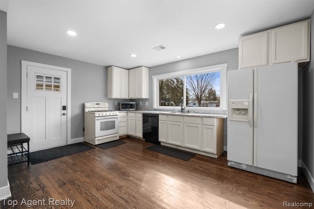 8608 Grace st Street, Shelby Twp, MI 48317 — Photo 4