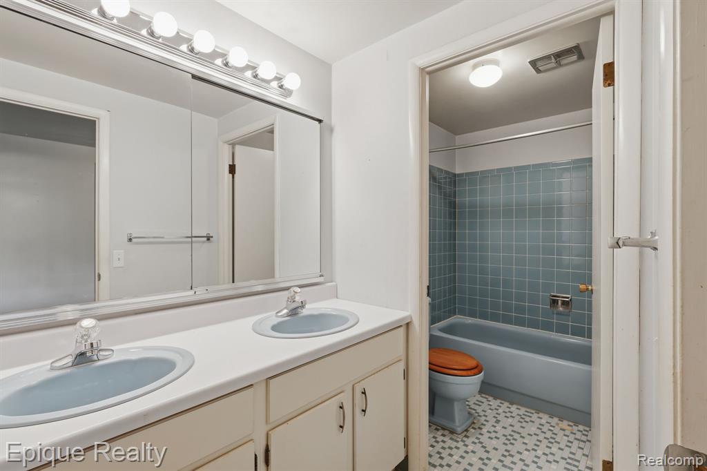 4856 Danbury Drive, Troy, MI 48085 — Photo 15