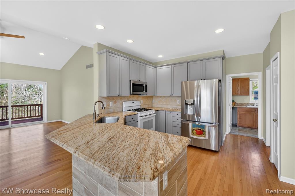 707 Pointe Court, Milford, MI 48381 — Photo 12