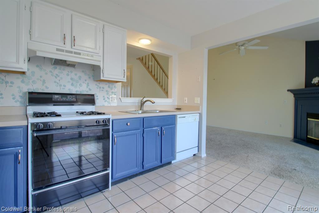 43697 YORKVILLE, Canton, MI 48188 — Photo 8