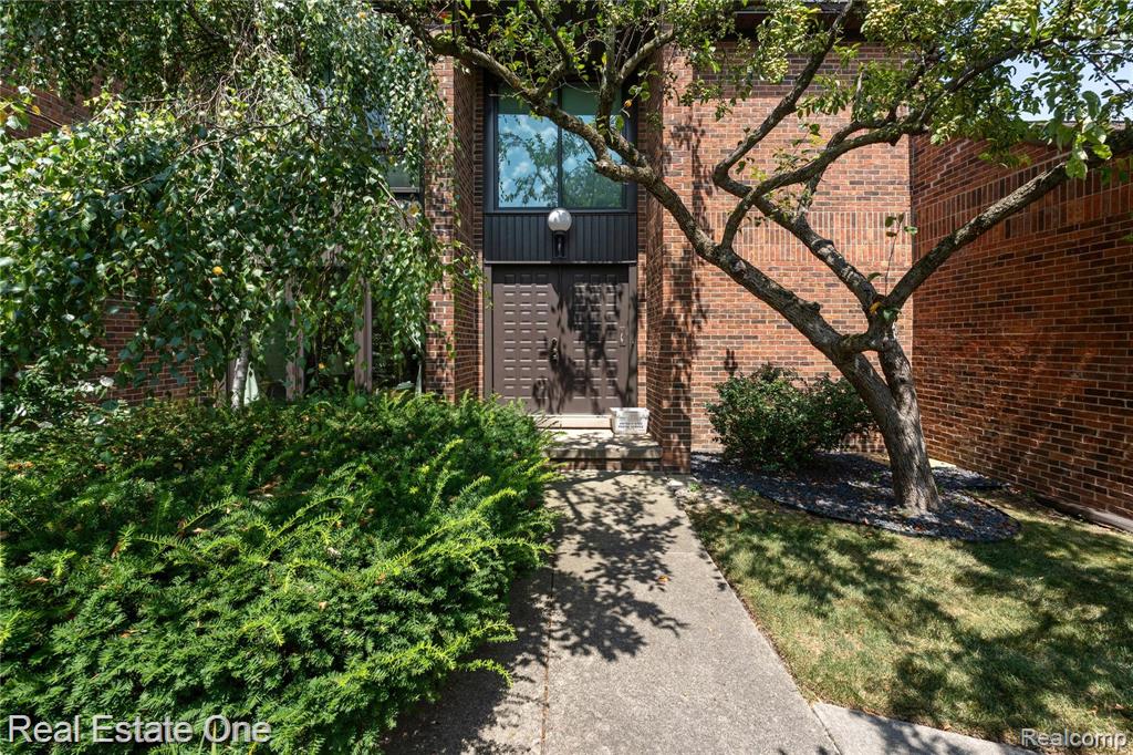 2 Brookwood Lane, Dearborn, MI 48120 — Photo 2