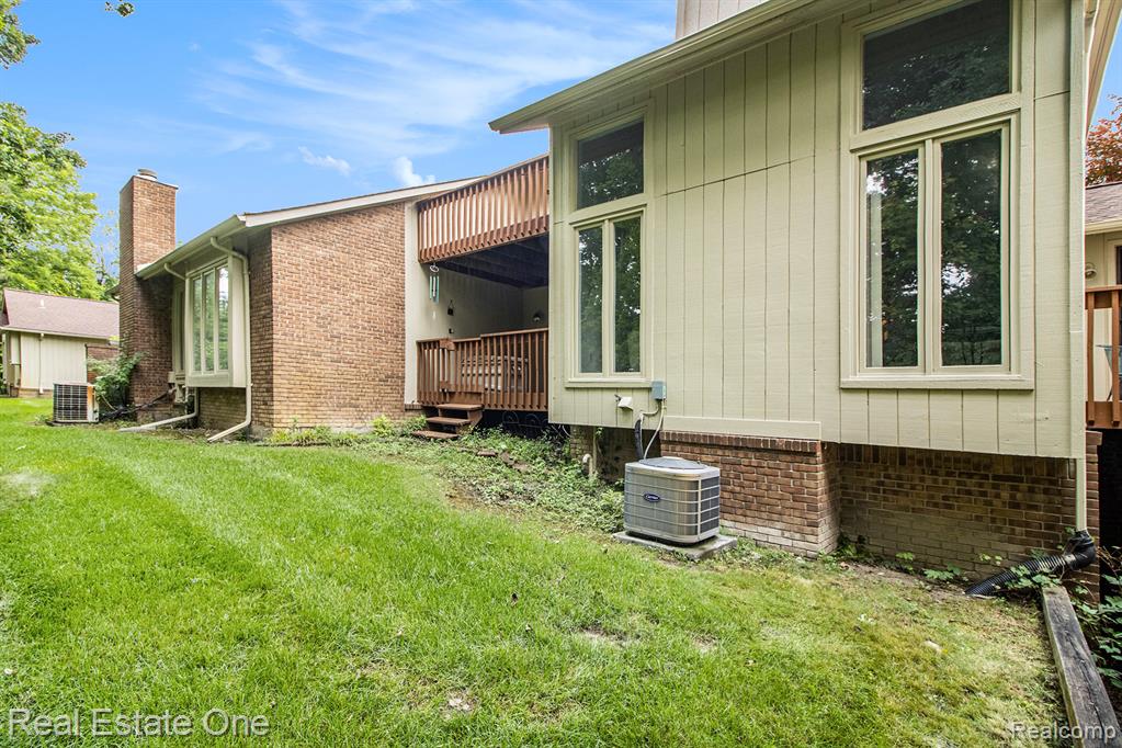 5537 Walnut Circle W, West Bloomfield, MI — Photo 33