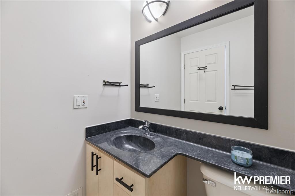 9301 Cardwell Street, Livonia, MI 48150 — Photo 16