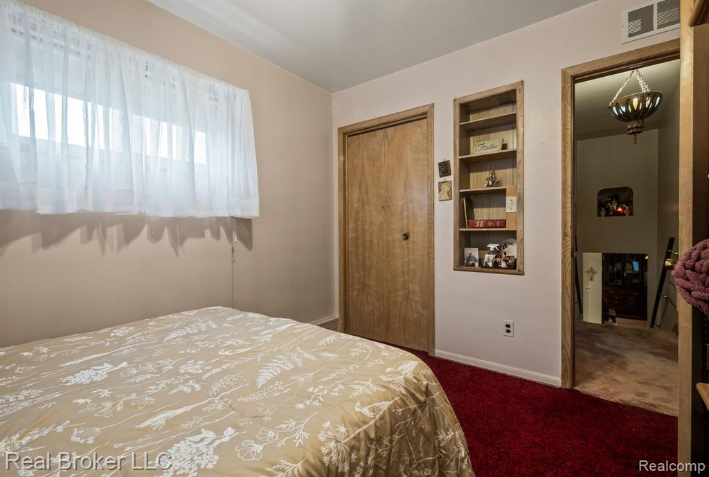 6110 WHITEFIELD Street, Dearborn Heights, MI 48127 — Photo 11