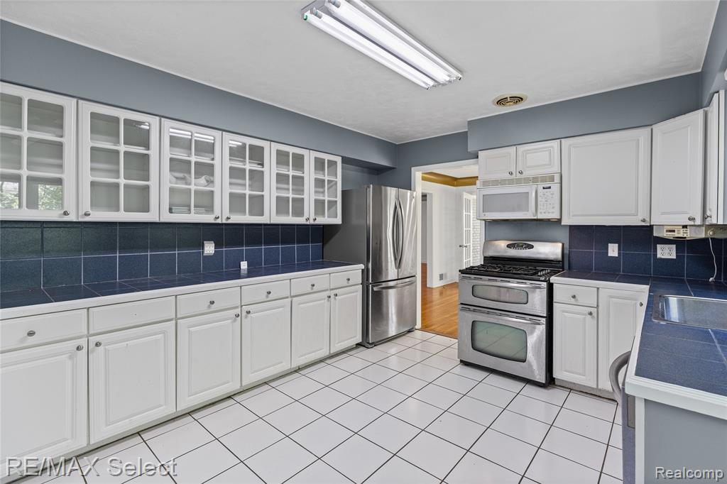 3441 Hawthorne Drive, Flint, MI 48503 — Photo 8