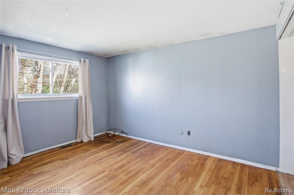 8759 Calvert Drive, Sterling Heights, MI 48312 — Photo 12