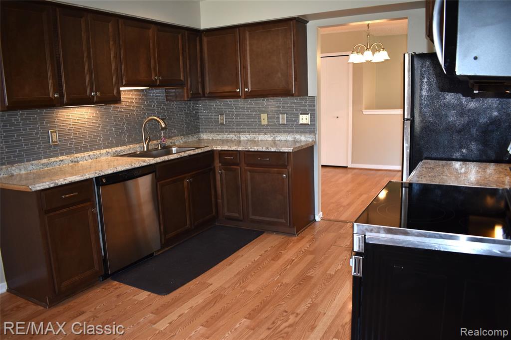 7901 Lawrence, West Bloomfield, MI — Photo 14