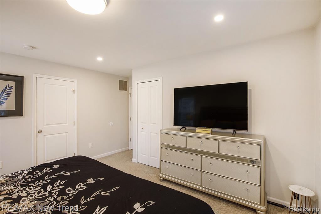 5748 Kingsfield Drive, West Bloomfield, MI — Photo 22