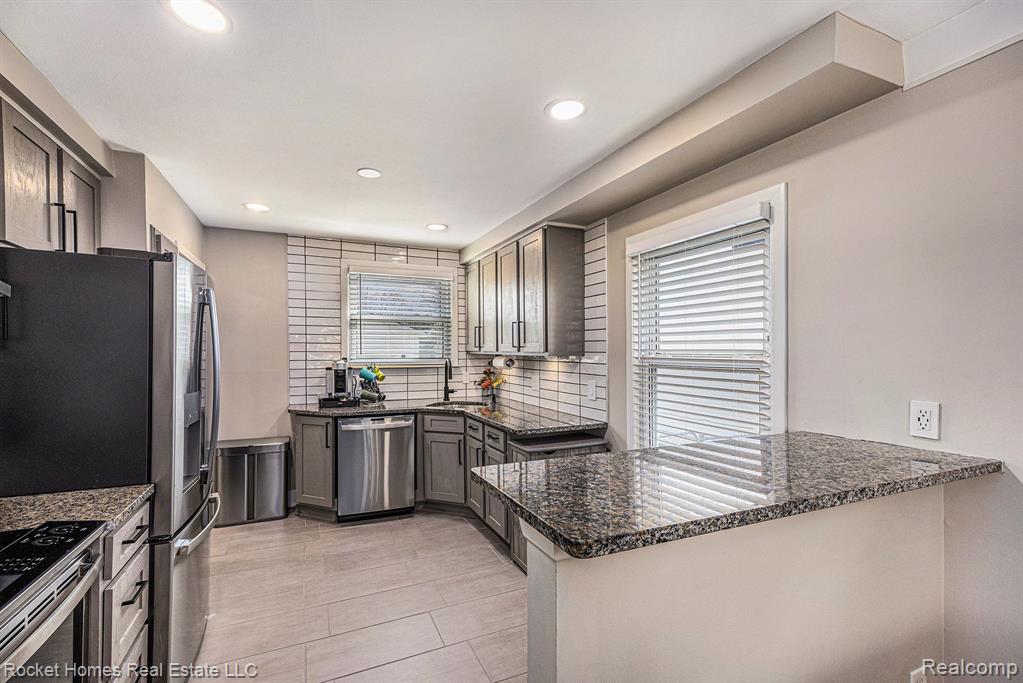 632 N VERMONT Avenue, Royal Oak, MI 48067 — Photo 8