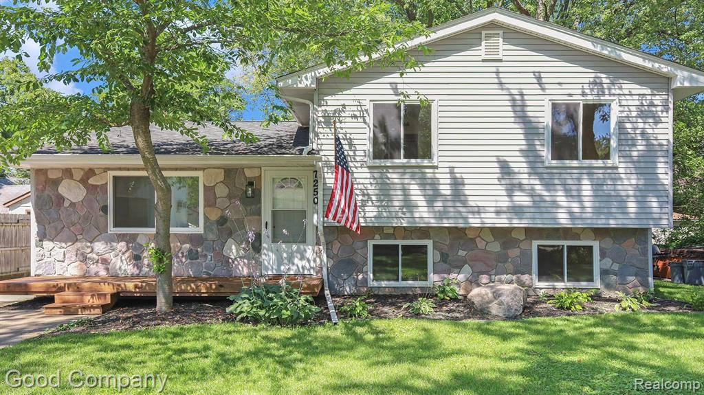 7250 SANDY BEACH Drive, Waterford, MI — Photo 2