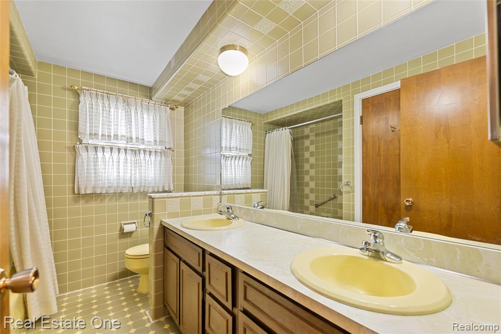 25574 Wilson Drive, Dearborn Heights, MI 48127 — Photo 40
