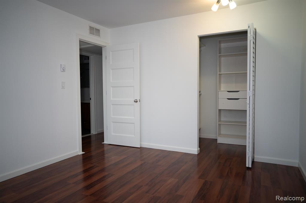 1876 COLONIAL VILLAGE Way, 3, Waterford, MI 48328 — Photo 15