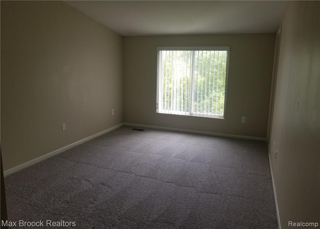 924 SANDALWOOD Drive, Troy, MI 48085 — Photo 12
