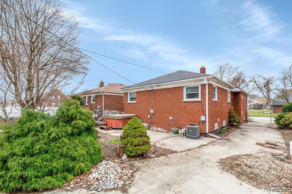869 LIBERTY Avenue, Lincoln Park, MI 48146 — Photo 28