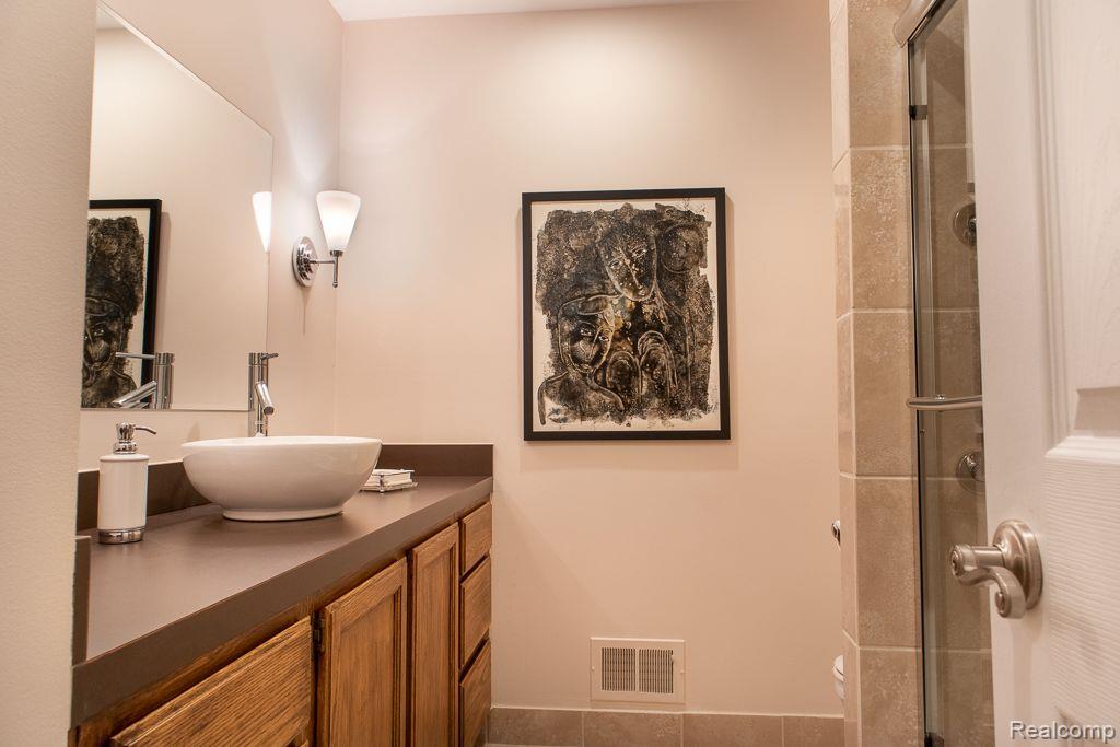 37284 BRENTWOOD Circle, Farmington Hills, MI 48331 — Photo 21