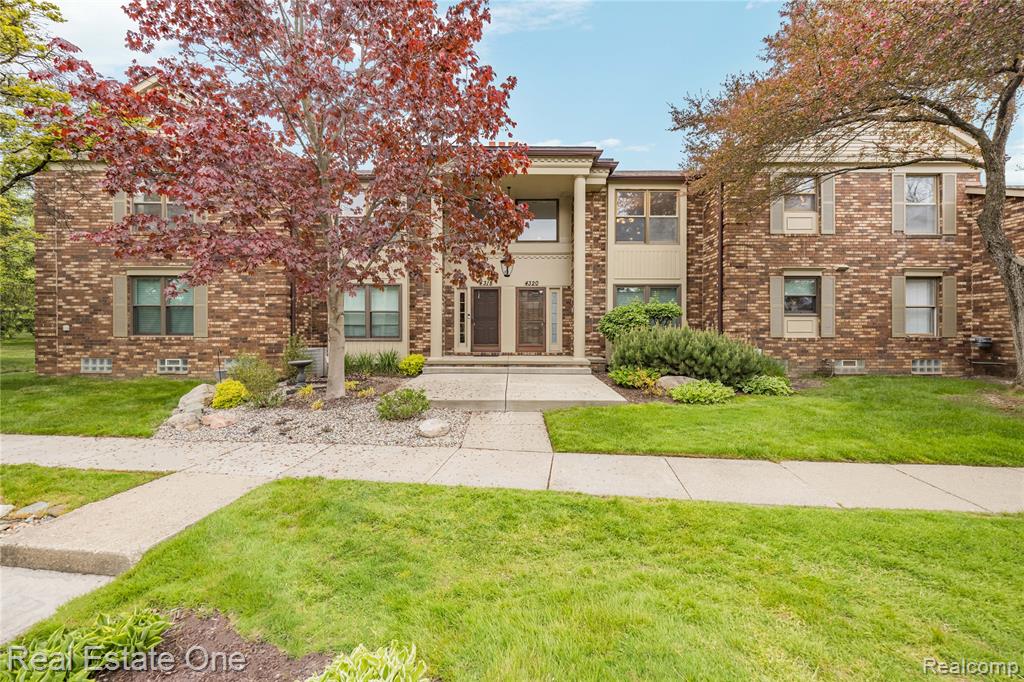 4320 Knightsbridge Lane, West Bloomfield, MI 48323 — front exterior