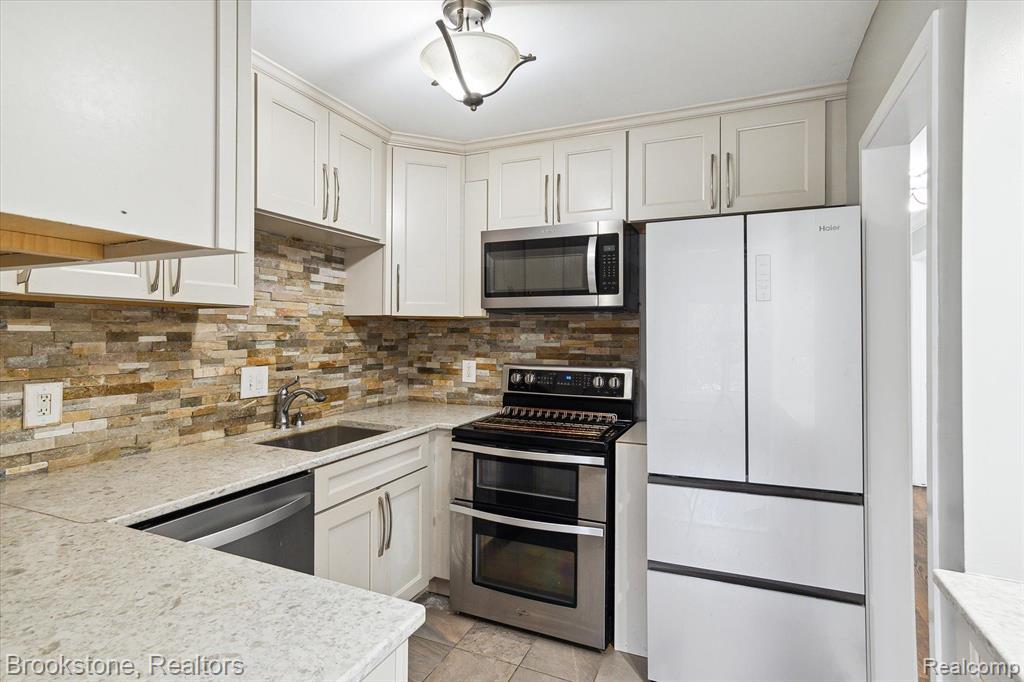 359 CONCORD PL, Unit 3, Bloomfield Hills, MI 48304 — Photo 11