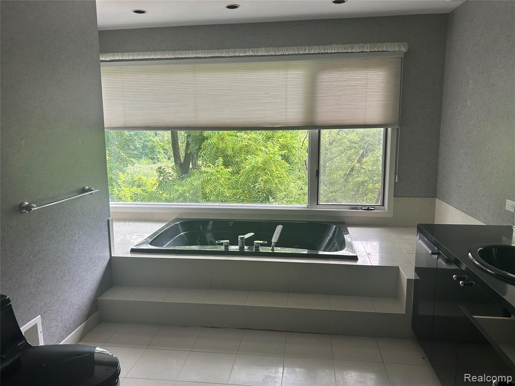 4163 Autumn Ridge Drive, West Bloomfield, MI 48323 — Photo 14