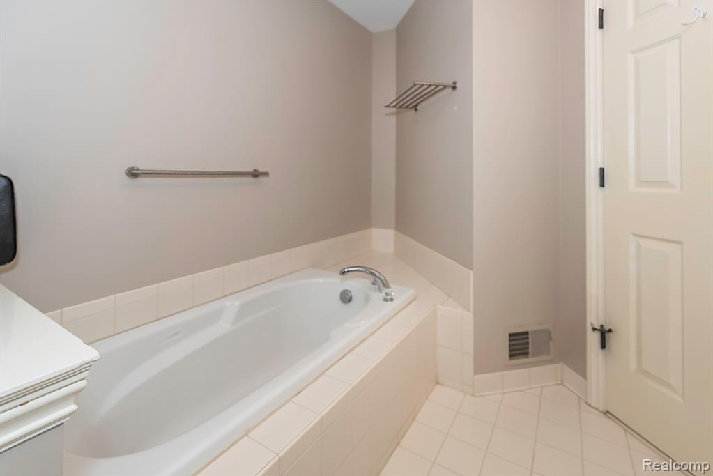 5738 Wellesley Lane, Ypsilanti, MI 48197 — Photo 34