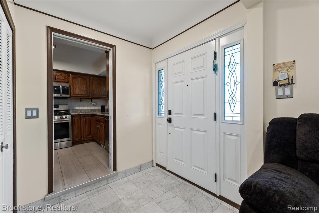 6921 Robindale Avenue, Dearborn Heights, MI 48127 — Photo 7