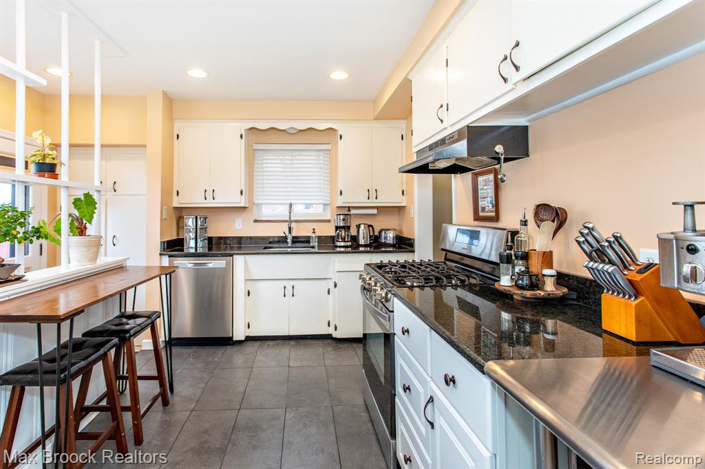 24460 Rosewood Street, Oak Park, MI 48237 — Photo 19