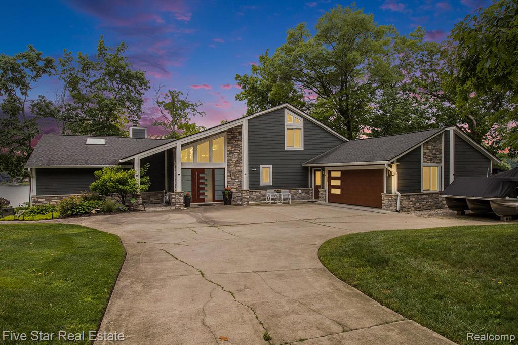 7025 Dandison Boulevard, West Bloomfield, MI 48324 — Photo 2