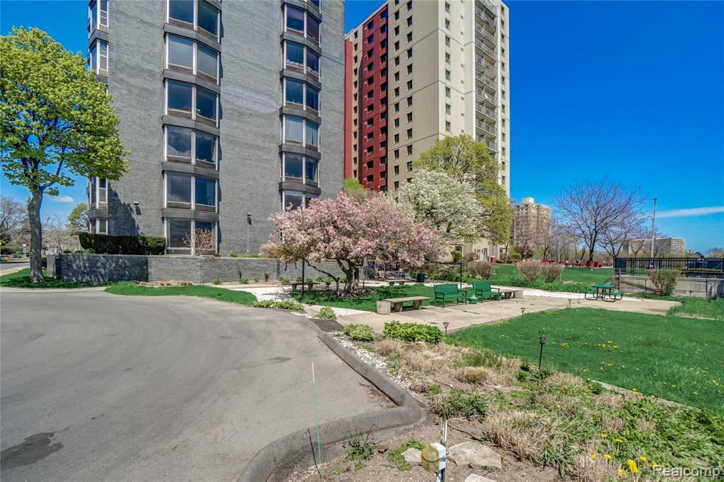 8200 E Jefferson Avenue, 411, Detroit, MI 48214 — Photo 3