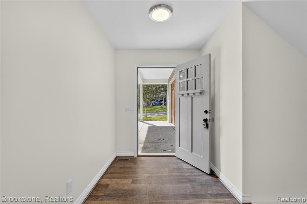 3695 Lotus Drive, Waterford, MI 48329 — Photo 4