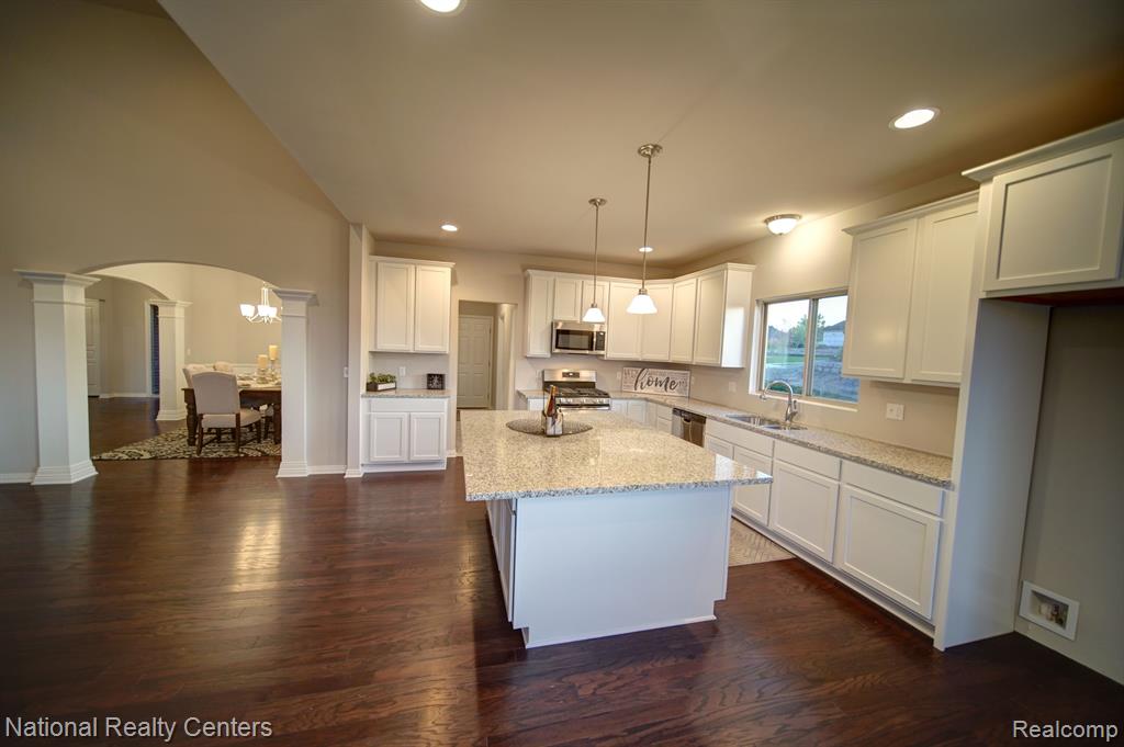 8374 Meadow Creek Drive, Goodrich Vlg, MI — Photo 13