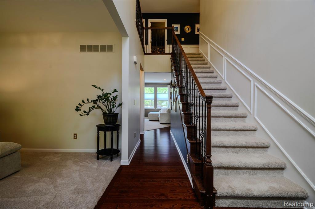 551 HUDSON Circle, South Lyon, MI 48178 — Photo 3
