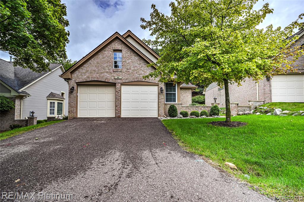 807 Whisperwood Drive, 70, Fenton, MI 48430 — Photo 2