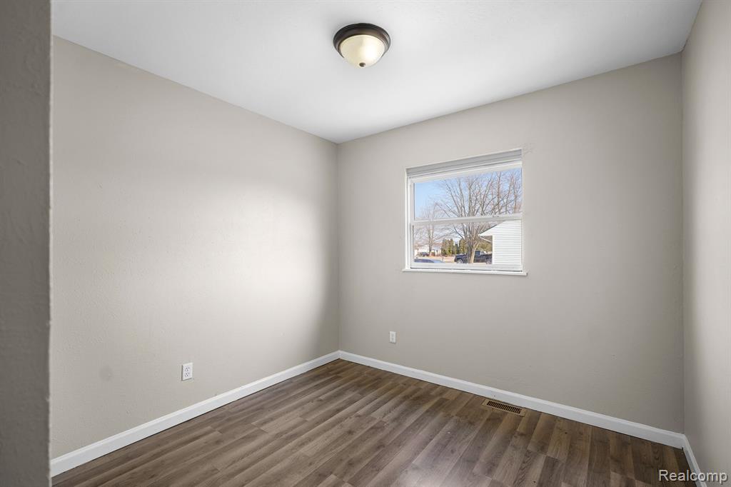 8750 WELDWOOD Drive, Monroe, MI 48162 — Photo 16