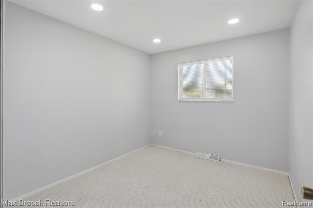 47445 DEQUINDRE Road, Rochester Hills, MI 48307 — Photo 14