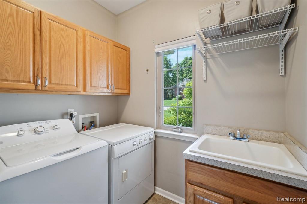 627 OLIVIA Drive, Milford, MI 48381 — Photo 17