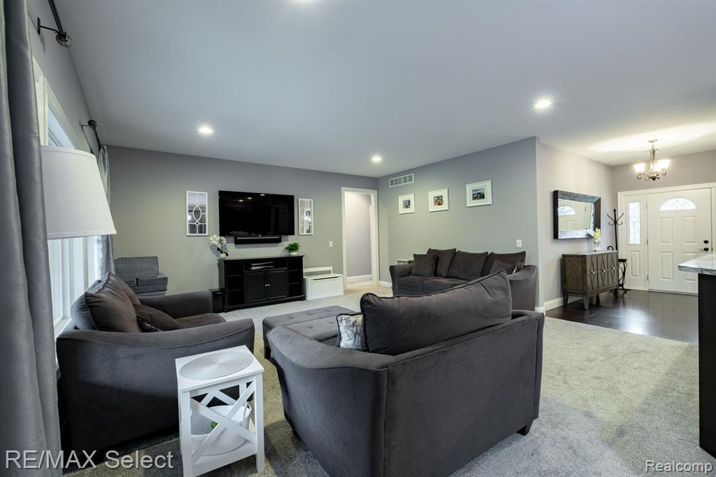 9388 MCMULLEN Circle, Fenton, MI 48430 — Photo 7