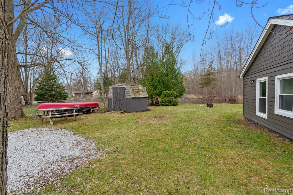 5145 OAKCLIFF Drive, Waterford, MI 48327 — Photo 15