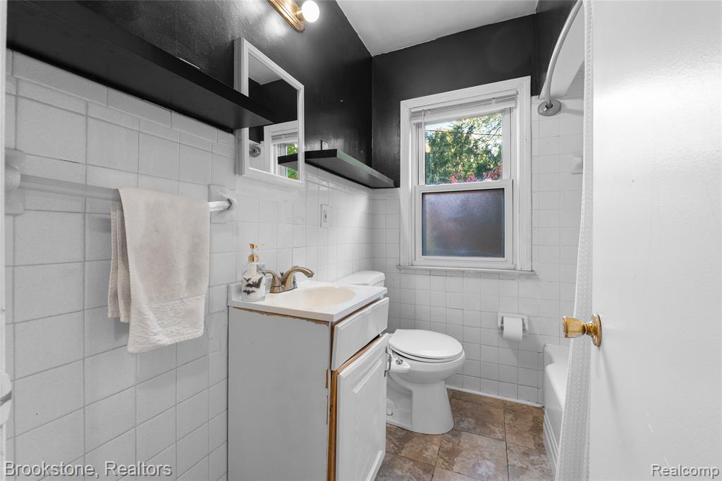 800 E BERNHARD Avenue, Hazel Park, MI 48030 — Photo 15