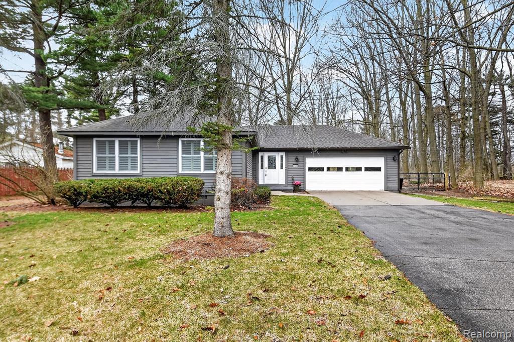 5569 Lakeshore Road, Fort Gratiot, MI 48059 — front exterior