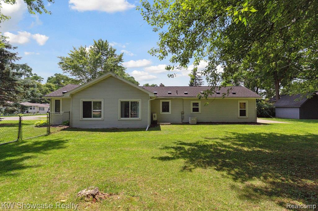 890 FARNSWORTH Road, White Lake, MI — Photo 39