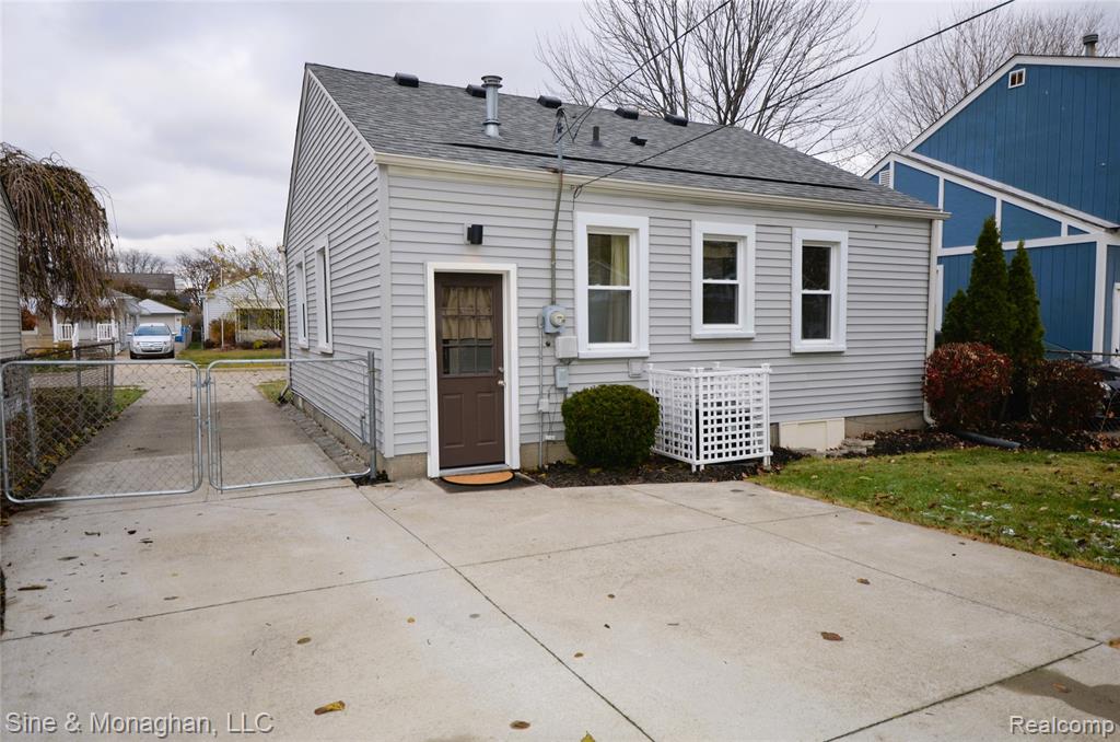 421 W Kalama Avenue S, Madison Heights, MI 48071 — Photo 35