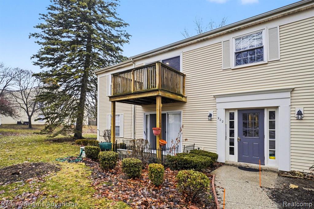 902 Chestnut Hill Drive, E, Auburn Hills, MI 48326 — Photo 2