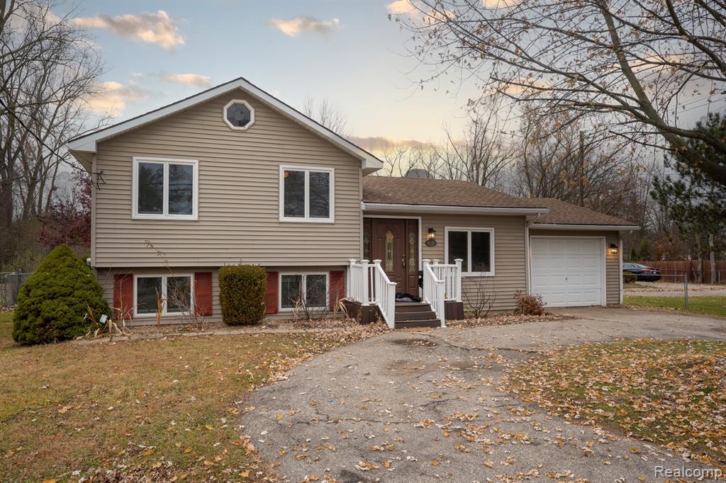 758 South Boulevard W, Rochester Hills, MI 48307 — front exterior