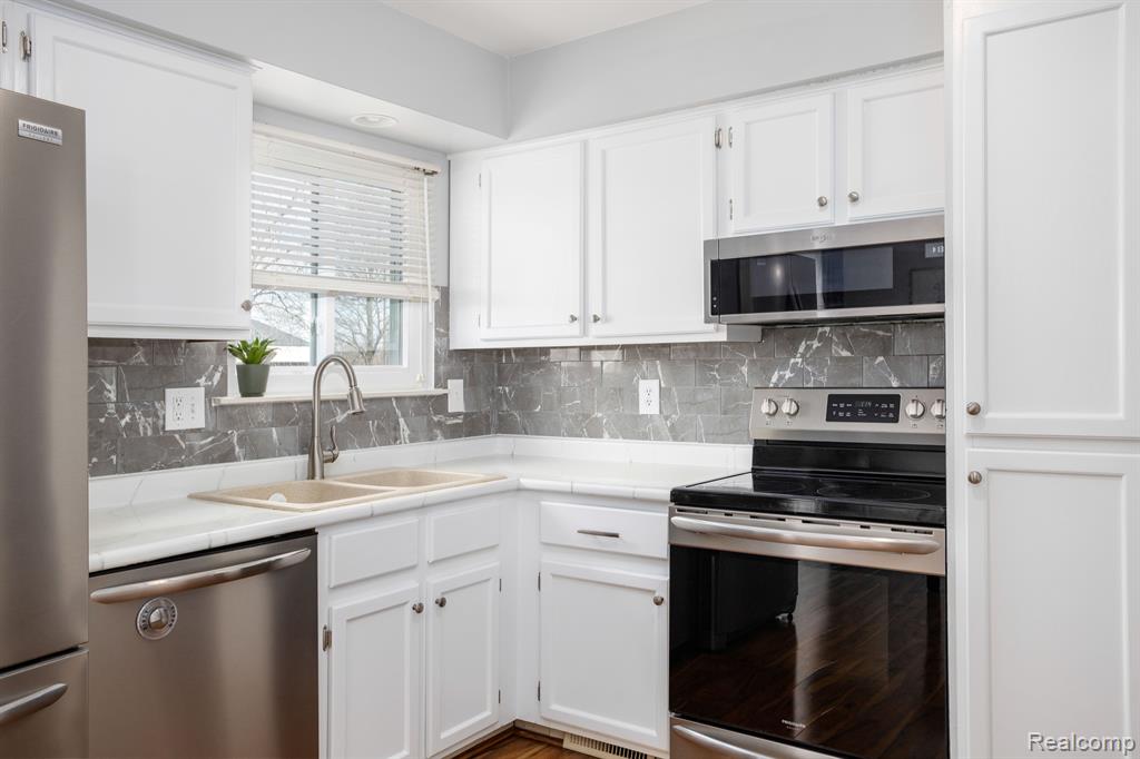 43774 STUART Drive, Canton, MI 48187 — Photo 10