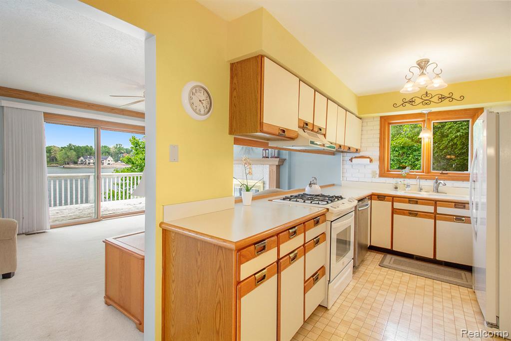 7038 Driftwood Drive, Fenton, MI 48430 — Photo 5