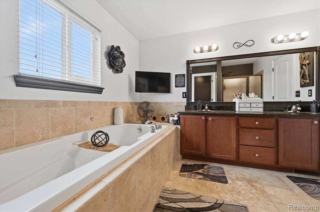 8131 Peninsula Circle, Grand Blanc, MI 48439 — Photo 38