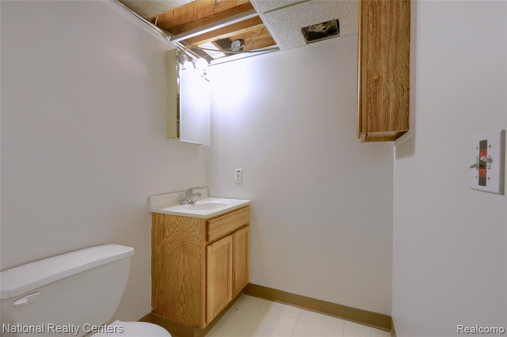 13369 Winchester Avenue, Huntington Woods, MI — Photo 26